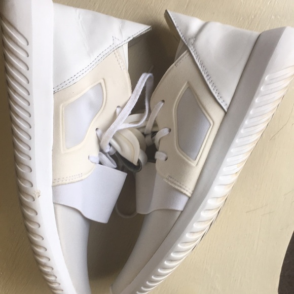 Adidas ladies white Tubular running shoe - Picture 4 of 9